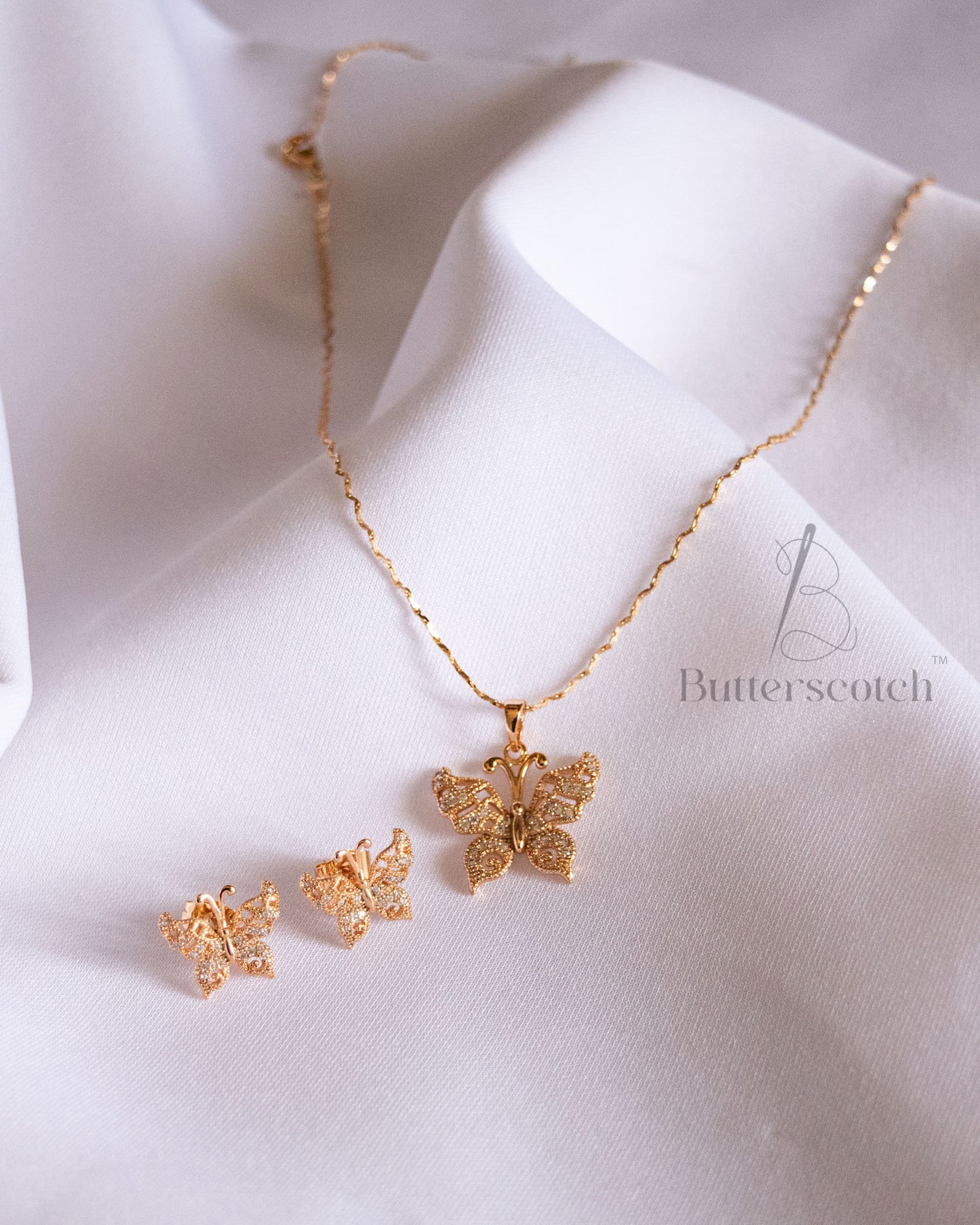 Ready to Ship: GLOWFLY CHIC PENDANT CHAIN SET