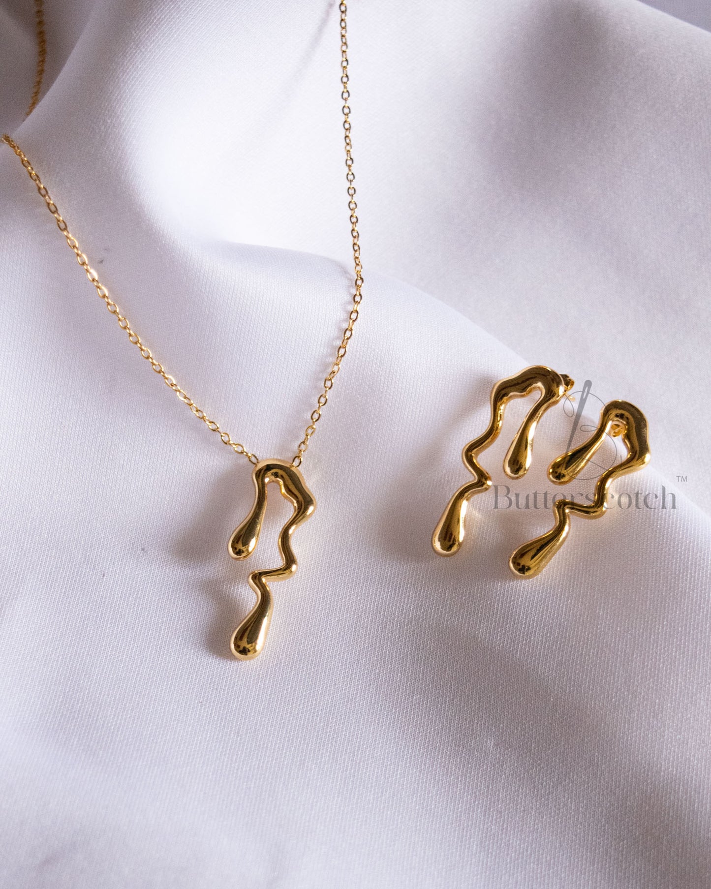 Ready to Ship: LOWKEY LUXE PENDANT CHAIN SET